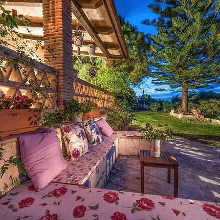 Kirstin In Dikopoulos Bioland, By Zantewize تراغاكي