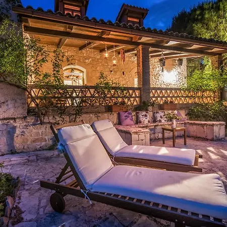 Kirstin In Dikopoulos Bioland, By Zantewize